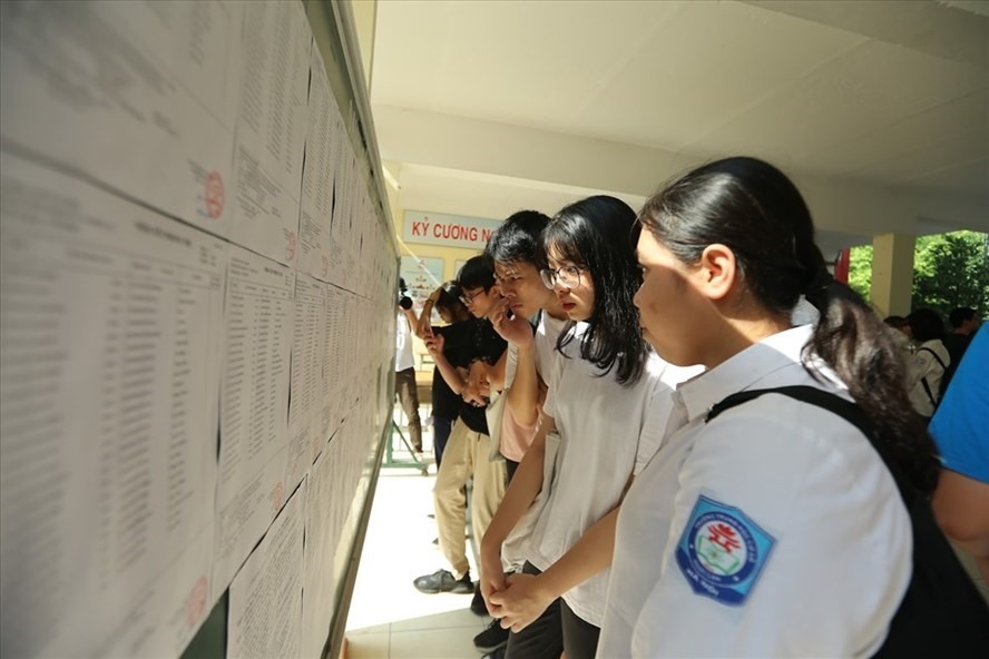 Thí sinh tham dự kỳ thi vào lớp 10 THPT ở Hà Nội năm 2020. Ảnh: Nam Phương