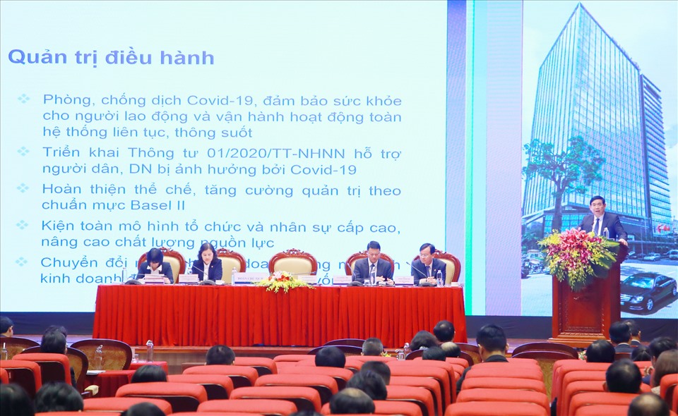 Chủ tịch HĐQT BIDV Phan Đức Tú báo cáo một số kết quả hoạt động của BIDV năm 2020. Ảnh BIDV