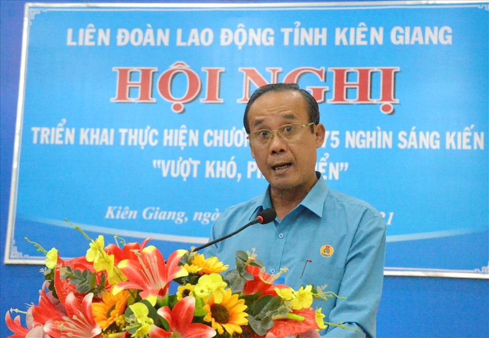 Phó Chủ tịch LĐLĐ tỉnh Kiên Giang Nguyễn Minh Dũng giải đáp thắc mắc của các đại biểu. Ảnh: Lục Tùng