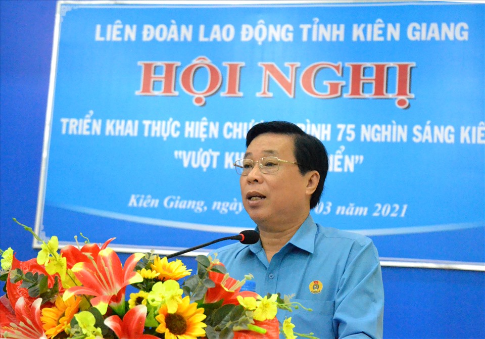 Chủ tịch LĐLĐ tỉnh Kiên Giang Trần Thanh Việt phát biểu gợi ý thảo luận tại hội nghị. Ảnh: Lục Tùng