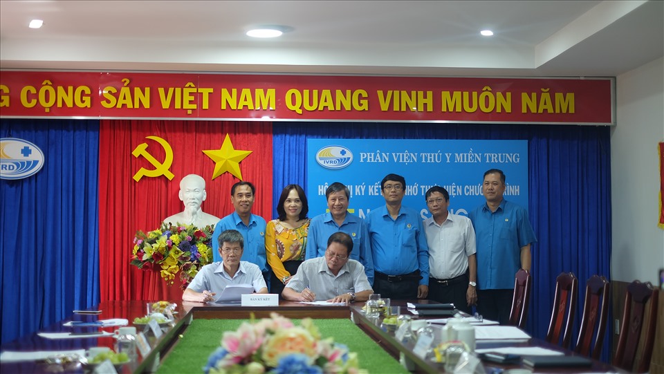 Phó chủ tịch Thường trực Tổng LĐLĐ VN Trần Thanh Hải chứng kiến lễ ký kết giữa Ban chấp hành CĐCS và Giám đốc Phân viện Thú y miền Trung. Ảnh: Nhiệt Băng
