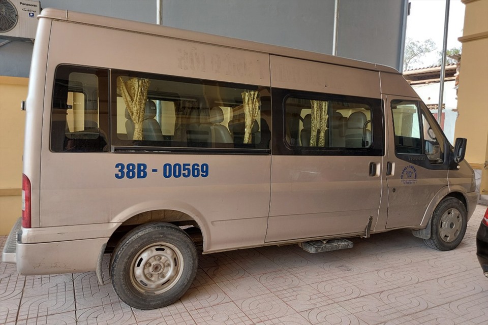 Chiếc xe ô tô 16 chỗ này được một doanh nghiệp tặng Trung tâm Phục hồi chức năng và Dưỡng sinh Võ Hoàng Yên, hiện đang tạm giao cho Hội Đông y Hà Tĩnh sử dụng sau khi Trung tâm đó đóng cửa từ năm 2016. Ảnh: Trần Tuấn.