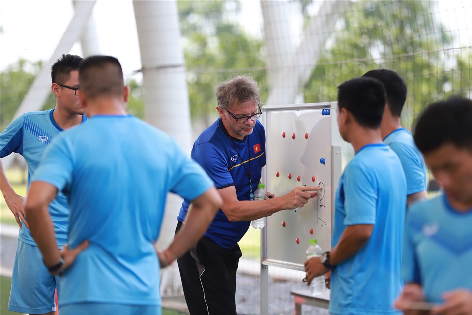Huấn luyện viên Troussier lên kế hoạch xây dựng lực lượng cho  U18 Việt Nam hướng tới mục tiêu cạnh tranh suất tham dự Vòng chung kết U20 Châu Á 2023. Ảnh: VFF