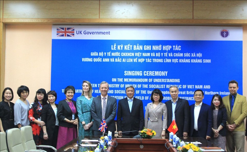 Lễ ký kết biên bản ghi nhớ giữa Việt Nam và Anh. Ảnh: ĐSQ Anh