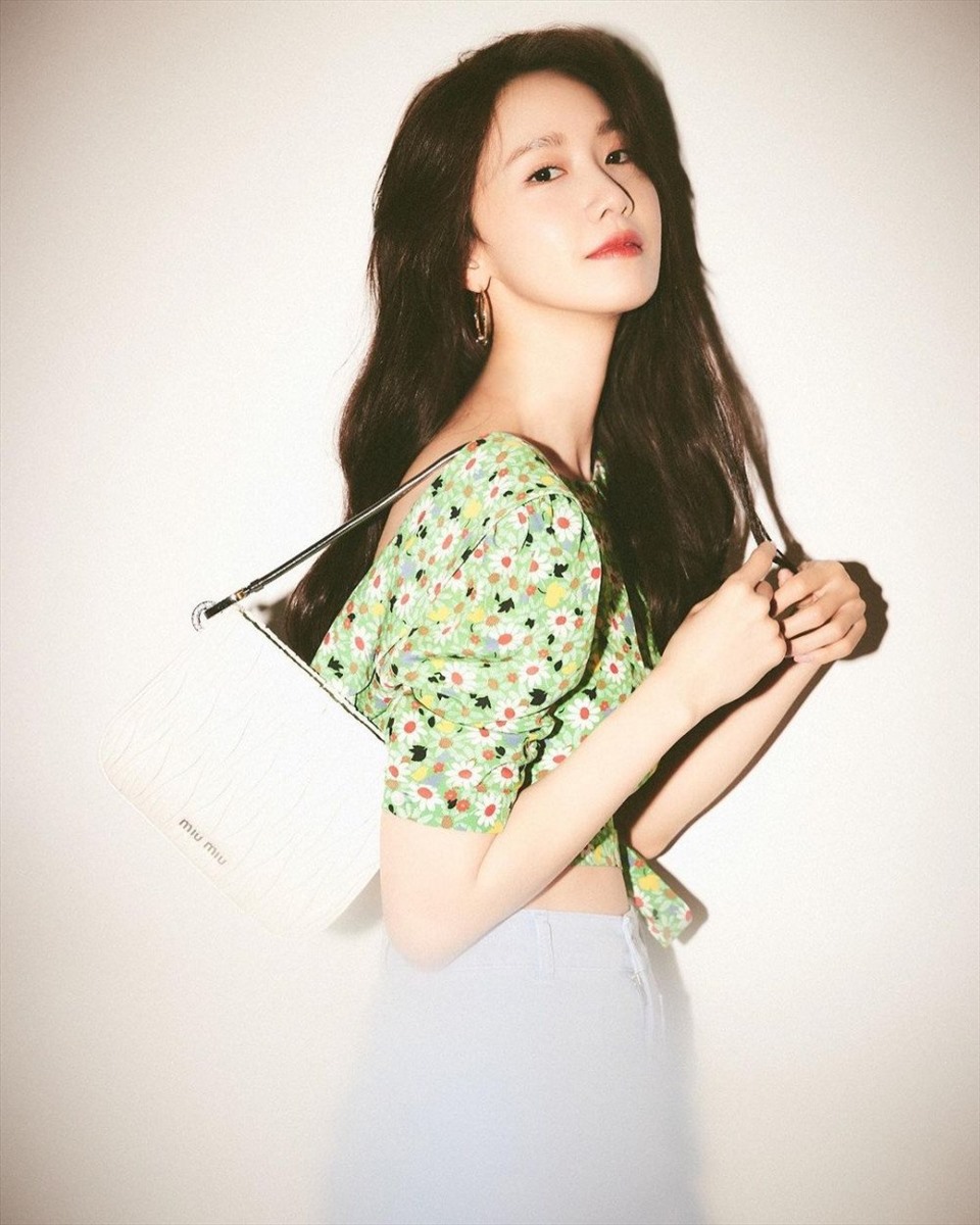 Trong những bức ảnh mới đăng tải trên mạng xã hội Instagram cá nhân, YoonA khoe nhan sắc trẻ trung trong chiếc áo crop top hoa màu xanh nhạt với phần tay áo phồng điệu đà. Ảnh: Instagram.