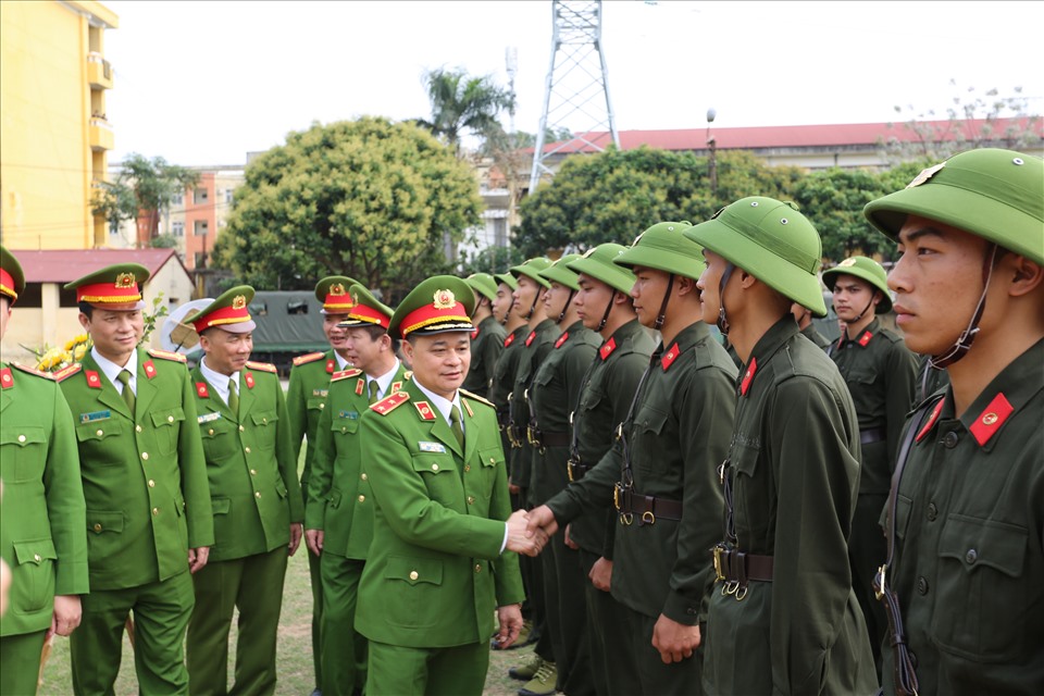Trung tướng Phạm Quốc Cương thăm hỏi động viên các tân binh. Ảnh: Hùng Mạnh.