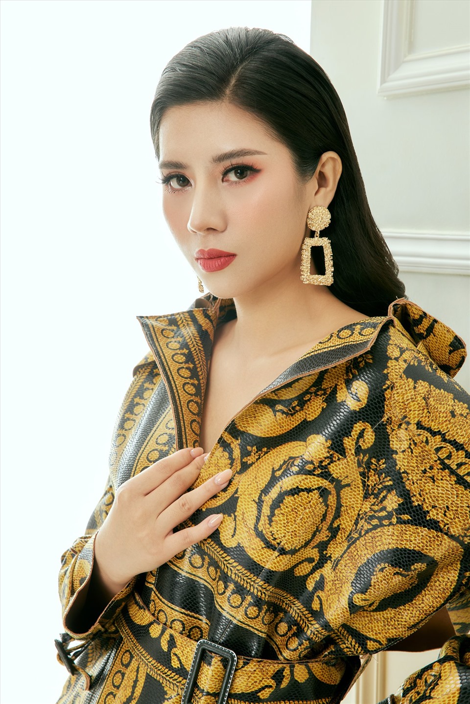 Mới đây, để khởi động một năm 2021 nhiều màu sắc và mới mẻ, Dương Yến Nhung đã tung bộ ảnh thời trang, biến hoá ở nhiều phong cách trong những bộ trang phục sang trọng, thanh lịch gắn liền với hình ảnh của mình.
