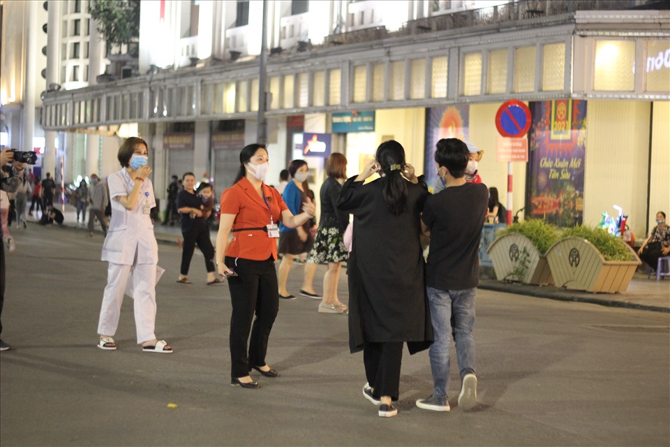 Lực lượng liên ngành của phường Tràng Tiền thường xuyên nhắc nhở người dân về việc đeo khẩu trang.