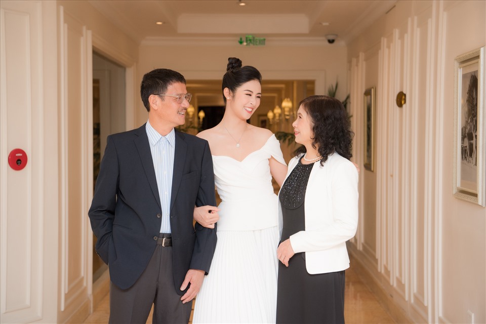 Hoa hậu Ngọc Hân luôn cố gắng dành thời gian bên gia đình và trân trọng những giây phút khi ở cạnh bố mẹ. Ảnh: Vũ Toàn.