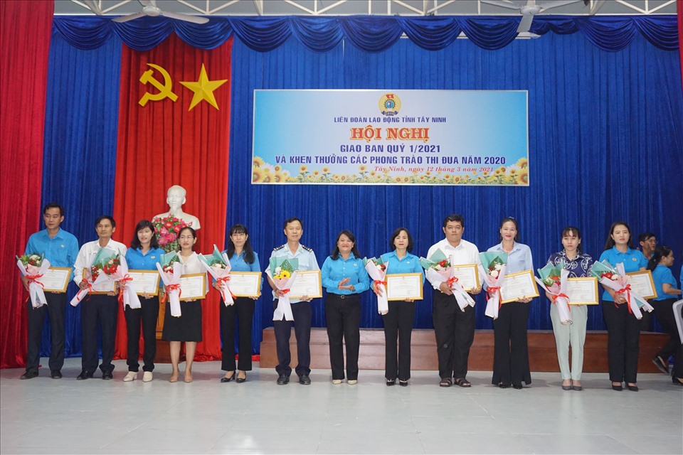 Bà Phan Thị Hồng đào – Phó Chủ tịch Thường trực LĐLĐ tỉnh trao Bằng khen của LĐLĐ tỉnh cho các tập thể, cá nhân đạt thành tích năm 2020.