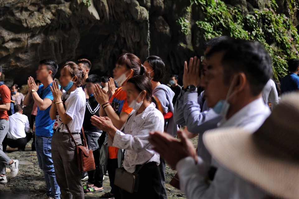 BQL di tích chùa Hương khuyến cáo người dân nên chấp hành các quy định về phòng dịch mọi lúc mọi nơi.