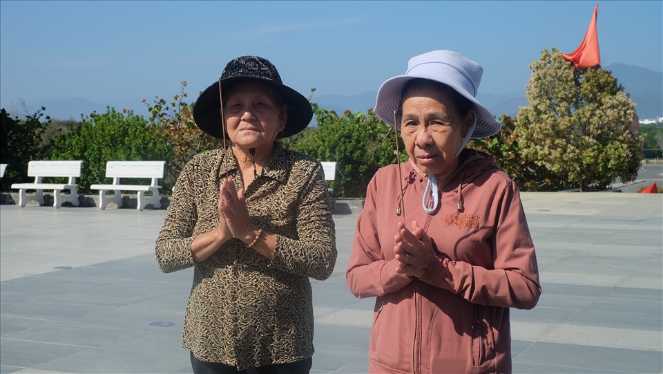 Bà Anh (trái) mời thông gia cùng đến Khu tưởng niệm Gạc Ma dâng hương, tưởng nhớ 64 chiến sĩ Gạc Ma. Ảnh: Nhiệt Băng