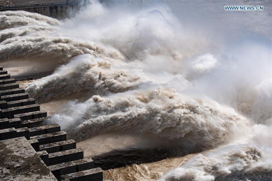 Đập Tam Hiệp xả nước lũ trong mùa lũ lụt sông Dương Tử năm 2020. Ảnh: Tân Hoa Xã.