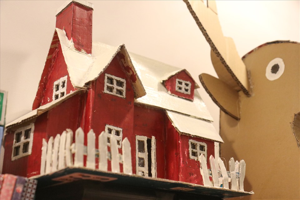 Ngôi nhà Giáng sinh làm bằng bìa cát tông kết hợp màu vẽ. Hiện tại, anh để nguyên bản các loại màu vỏ để cho mọi người có thể tự do sáng tạo màu sắc. Ảnh: Huy Hoàng.