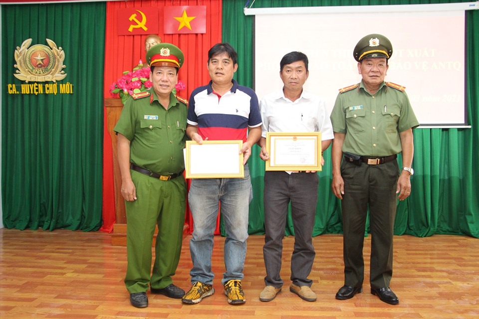 Đại tá Mai Văn Nói (phải ảnh) thừa ủy quyền Giám đốc Công an tỉnh An Giang trao thưởng cho 2 Hiệp sĩ đường phố. Ảnh: Công an cung cấp