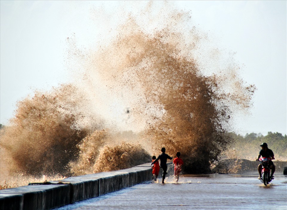 Sạt lở bờ biển vẫn thường xuyên , liên tục tại ĐBSCL. Ảnh: Nhật Hồ