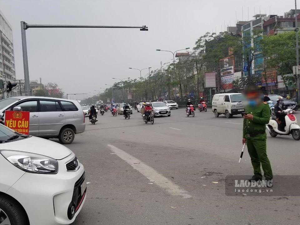 Lực lượng chức năng vẫn chưa giải quyết được tình trạng chợ “cóc” trước cổng Bệnh viện Bạch Mai. Ảnh: Hoàng Trần.