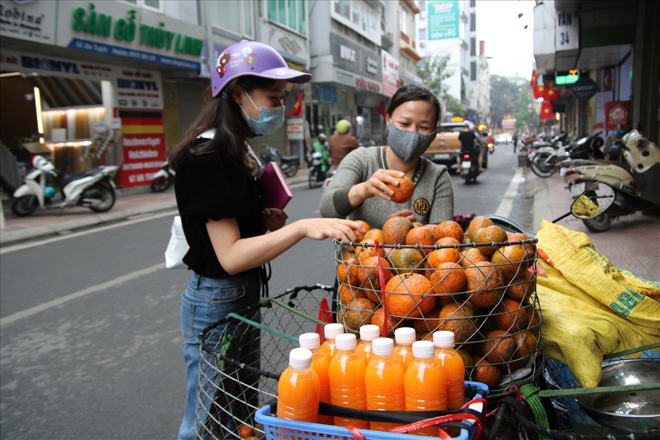 Nghề bán cam và nước cam ép đã mang lại thu nhập cao cho nhiều tiểu tương.