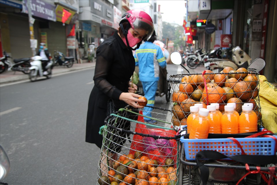 Chị Cao Thị Tú tỉ mẩn chọn từng quả cam để các tiểu thương vắt ra ngay lúc chọn.