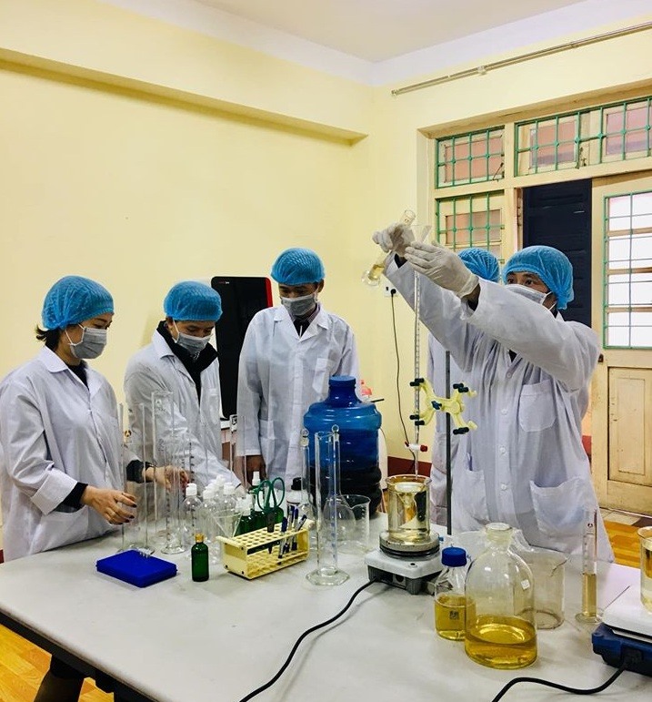 Nhóm nghiên cứu trường Đại học Khoa học (ĐH Thái Nguyên) sản xuất nước rửa tay sát khuẩn từ nghiên cứu khoa học ứng dụng.