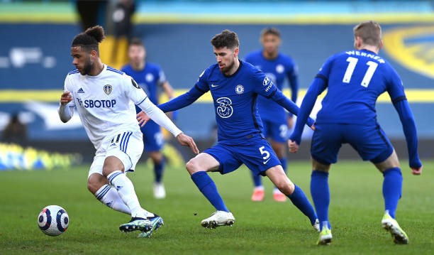 Roberts sút tung lưới Chelsea nhưng không được công nhận. Ảnh: AFP