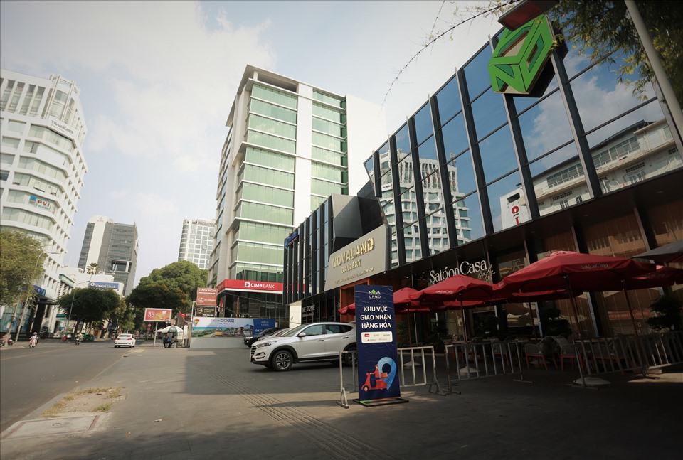 Dự án khách sạn được công bố từ năm 2009 nhưng không có dấu hiệu triển khai. Năm 2014, Công ty Bạch Diệp Dương đã nhượng lại dự án cho Công ty TNHH Phan Thành. Sau đó, chủ mới đã khởi công xây dựng trung tâm mua sắm Saigon Square 3 tại đây.