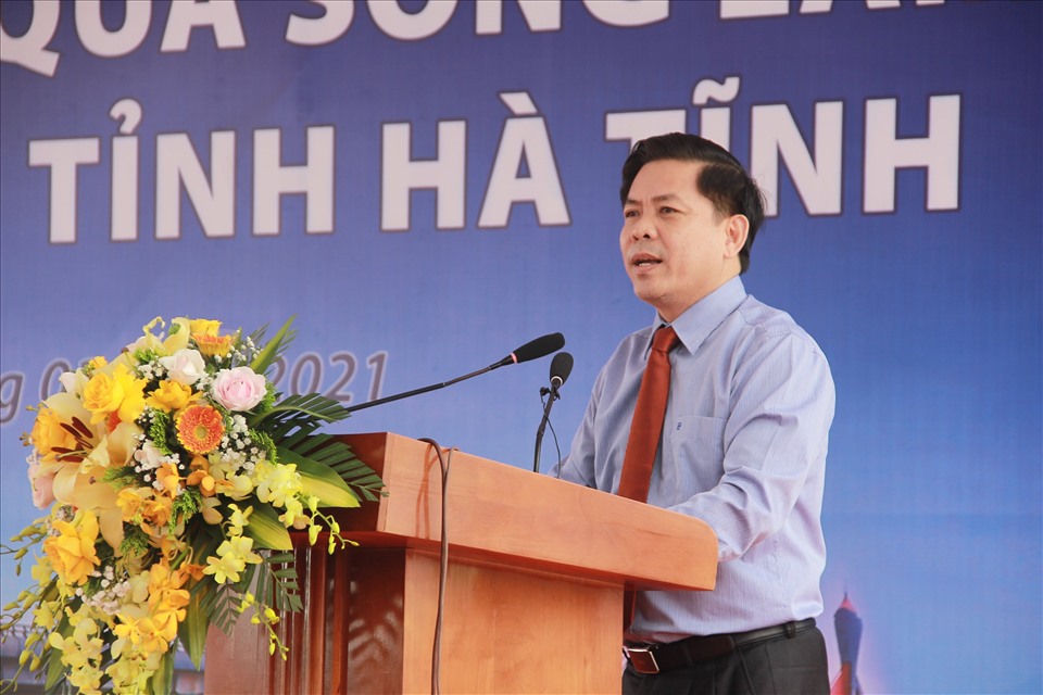Bộ trưởng Bộ GTVT Nguyễn Văn Thể phát biểu tại Lễ thông xe cầu Cửa Hội. Ảnh: Trần Tuyên
