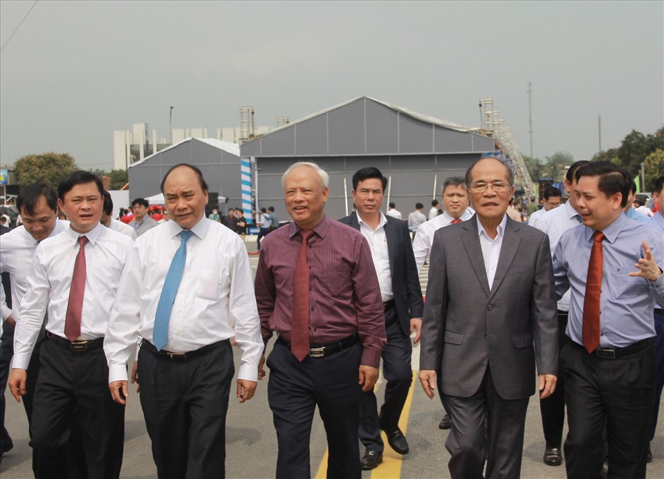 Thủ tướng Nguyễn Xuân Phúc và các đại biểu đến dự lễ thông xe cầu Cửa Hội. Ảnh: Trần Tuyên