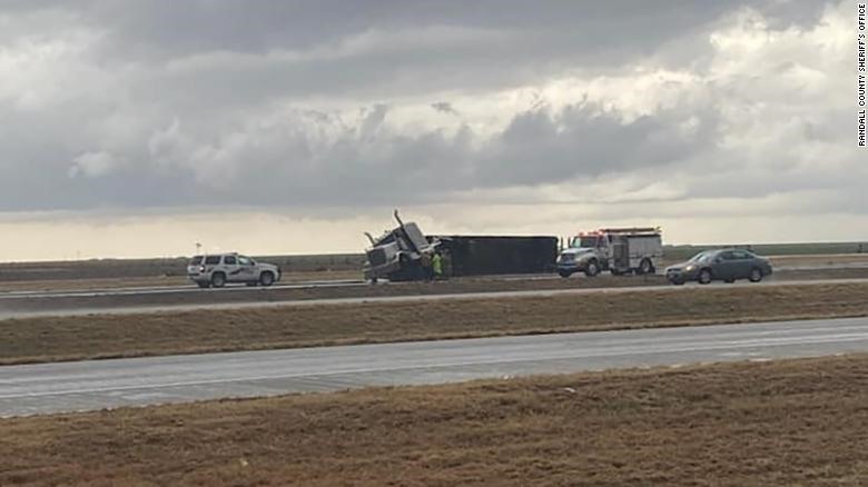Một chiếc xe đầu kéo bị lật bên ngoài Amarillo, Texas, ngày 13.3. Ảnh: Văn phòng cảnh sát trưởng hạt Rand.