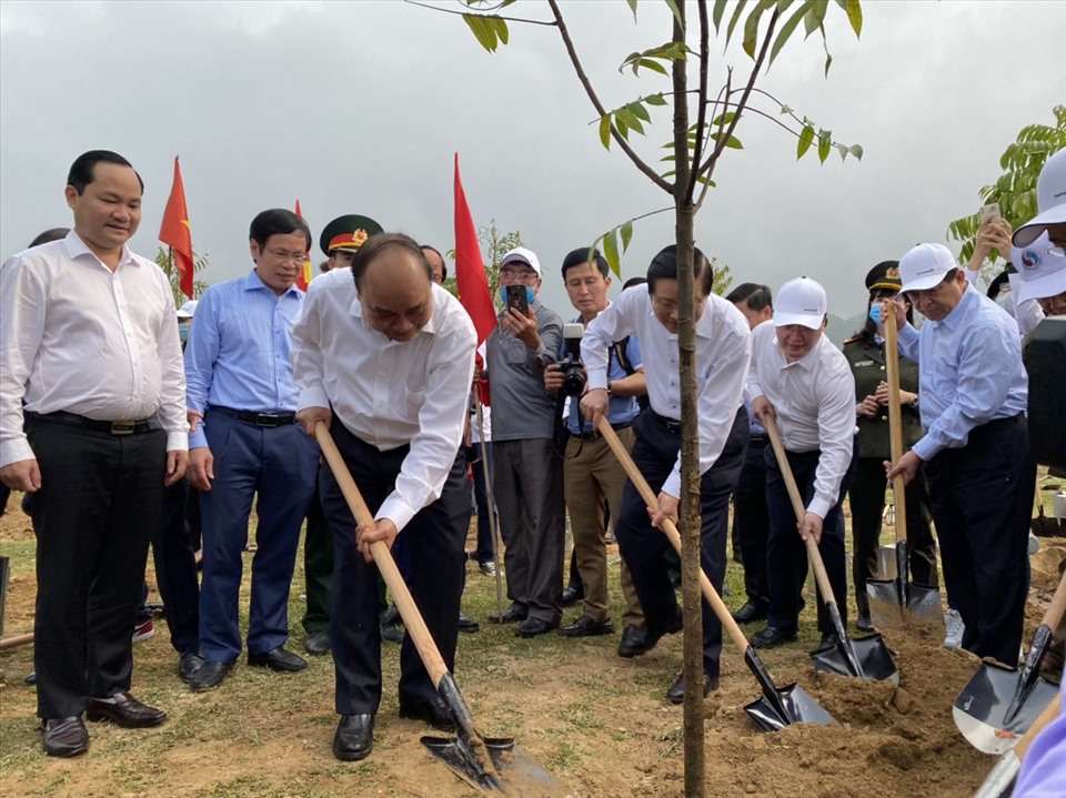 Thủ tướng Nguyễn Xuân Phúc và các đại biểu trồng cây tại Khu di tích Truông Bồn. Ảnh: Hồng Nhung