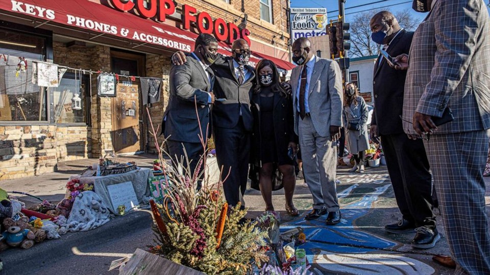 Gia đình cùng luật sư thăm nơi tưởng niệm tại vị trí George Floyd chết sau khi bị cảnh sát bắt giữ ở thành phố Minneapolis. Ảnh: AFP