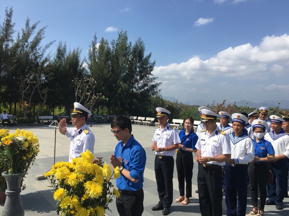 Đoàn cơ sở Lữ đoàn 189 Hải quân dâng hương tại Khu tưởng niệm chiến sĩ Gạc Ma. Ảnh: Nhiệt Băng
