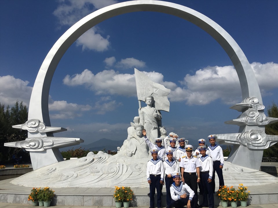 Các chiến sĩ hải quân chụp hình kỷ niệm tại vòng tròn bất tử Khu tượng niệm chiến sĩ Gạc Ma. Ảnh: Nhiệt Băng