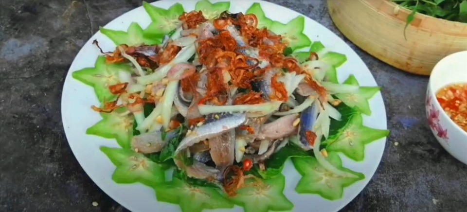Món gỏi cá trích mang đậm nét văn hóa ẩm thực của vùng đất biển Kiên Giang. Ảnh: PV