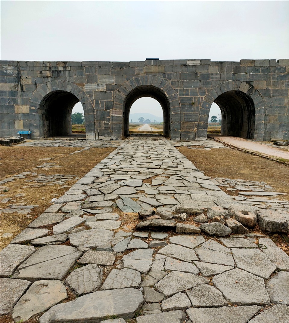 Đường vào công chính Thành Nhà Hồ được lát bằng các phiến đá cớ lớn, bằng phẳng. Ảnh: Q.D