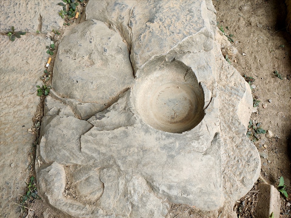 Phiến đá được khoét một lỗ sâu dùng để đặt cánh cửa tường thành. Ảnh: Q.D