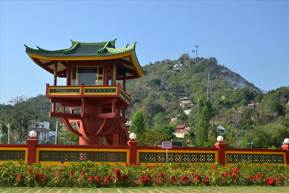 Núi Sam tọa lạc phường Núi Sam (TP Châu Đốc) cao 284m, nhưng được xem như ngọn núi danh thắng bởi quy tụ nhiều danh thắng nổi tiếng trong, ngoài nước, như: Miếu Bà Chúa xứ Núi Sam, Lăng Thoại Ngọc Hầu, Chùa Tây An, Chùa Hang...  Ảnh: Lục Tùng