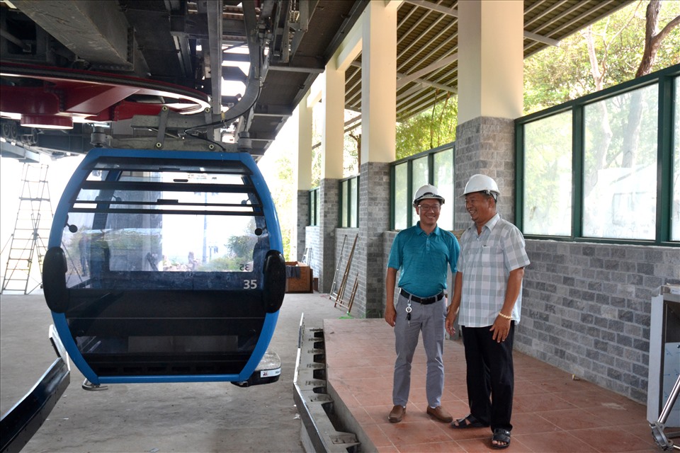 Cáp treo Núi Sam gồm 6 trụ với tổng chiều dài 900m, được thiết kế 37 cabin (sức chứa 8 người/cabin). Trong đó đỉnh cuối cùng nằm  trên đỉnh Núi Sam. Từ đây,phóng tấm mắt quan sát cả cụm danh thắng của phố núi. Thời gian đi là 5 phút, không chỉ rút ngắn 2/3 thời gian so với đi xe máy, mà còn đảm bảo an toàn và mang đến cho du khách những cảm xúc khó tả khi tận mắt ngắm nhìn vẻ đẹp ngọn núi danh thắng từ góc nhìn mới: tầm nhìn thứ 3. Ảnh: Lục Tùng