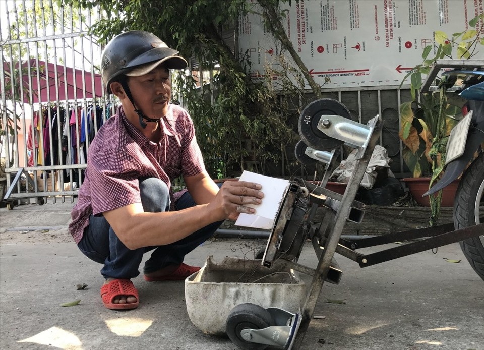 Chiếc máy hút đinh do anh Toàn tự chế để mỗi ngày đi hút đinh trên các tuyến đường ở phường Dương Đông, thành phố Phú Quốc (Kiên Giang). Ảnh: PV