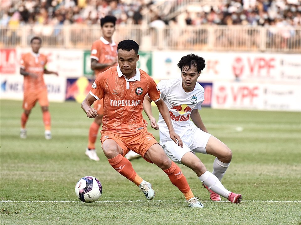 Sau 2 bàn thắng sớm, Hoàng Anh Gia Lai dần chơi chậm lại trong hiệp 2. Sau khi Văn Toàn rời sân, đội chủ sân Pleiku không còn triển khai những đường bóng tốc đô về phía khung thành của Bình Định.
