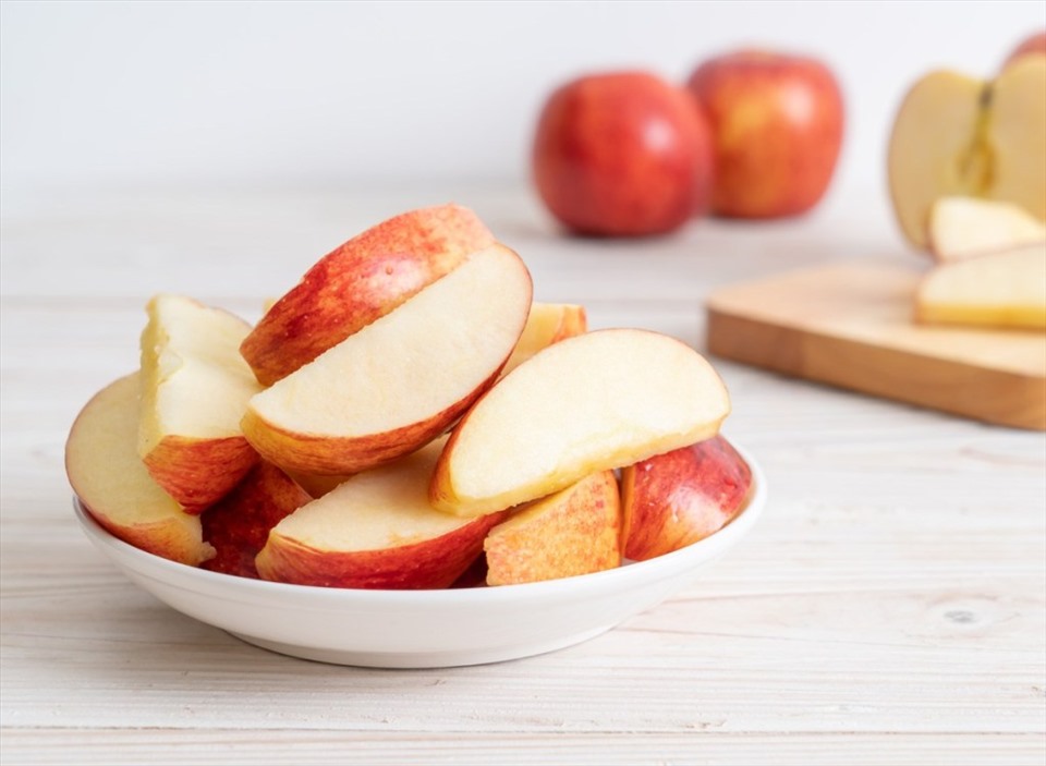 Ăn táo là một trong những cách có thể giúp bạn giảm cân. Ảnh: Shutterstock.