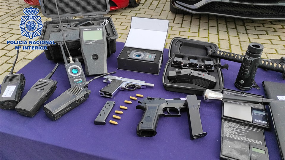 Số vũ khí thu được từ băng đảng ma túy. Ảnh: Spain's National Police