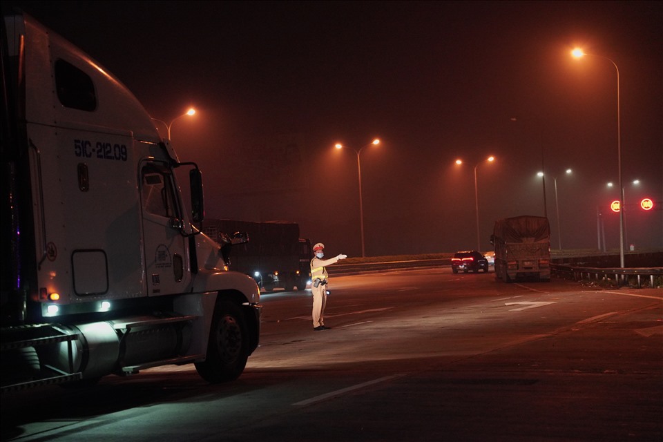 Trong đêm tuần tra, lực lượng CSGT đã dừng hàng chục phương tiện xe để kiểm tra. Ảnh: V.Dũng.