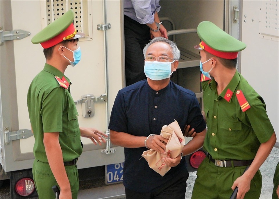 Bị cáo Nguyễn Thành Tài - Cựu Phó Chủ tịch UBND TPHCM được dẫn giải đến tòa. Ảnh: Anh Tú