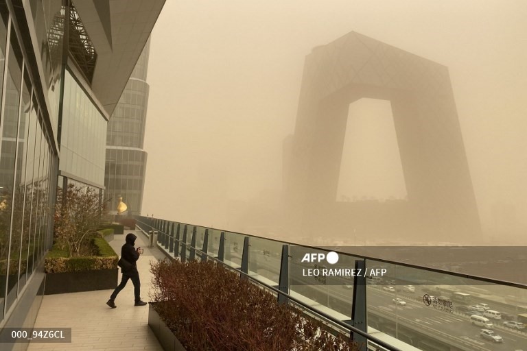 Bão cát khiến các tòa cao ốc trong thành phố chìm trong lớp bụi mờ ảo. Ảnh: AFP