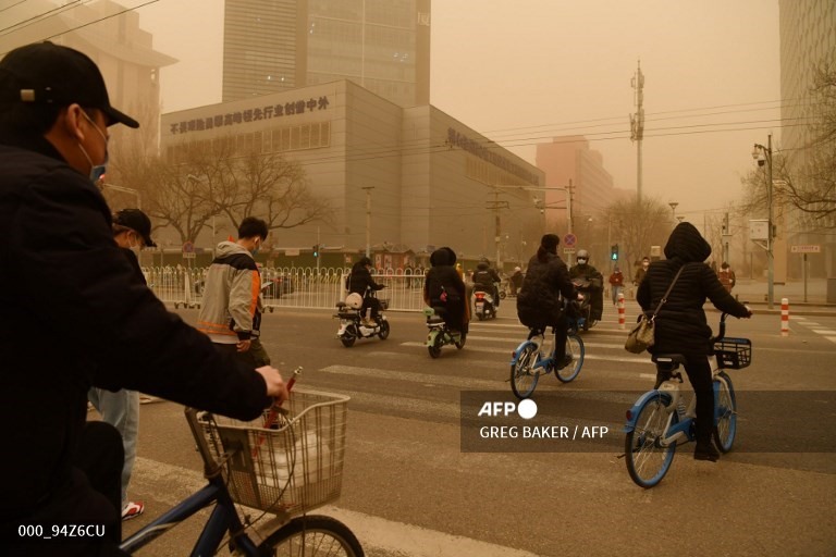 Người dân Bắc Kinh lao đao vì bão cát ảnh hưởng nghiêm trọng tới sức khỏe và đời sống. Ảnh: AFP