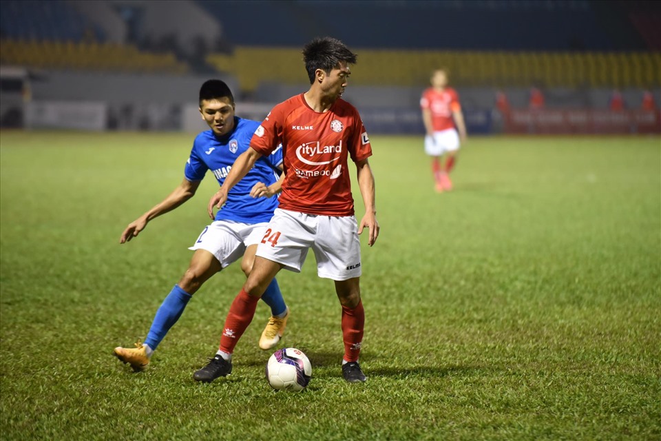 Lee Nguyễn trong trận đấu với Than Quảng Ninh ở vòng 3 LS V.League 2021. Ảnh: Minh Hiếu