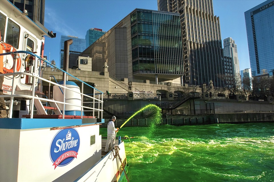 Việc nhuộm xanh dòng sông ở Chicago đã diễn ra đầy bất ngờ. Ảnh: Thị trưởng Lori Lightfoot.