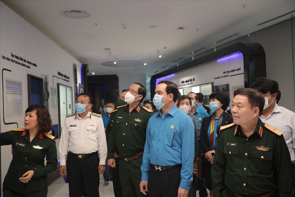 Đồng chí Nguyễn Đình Khang - Chủ tịch Tổng Liên đoàn Lao động Việt Nam thăm phòng truyền thống của Tập đoàn Viễn thông Quân đội Viettel. Ảnh: Cường Ngô