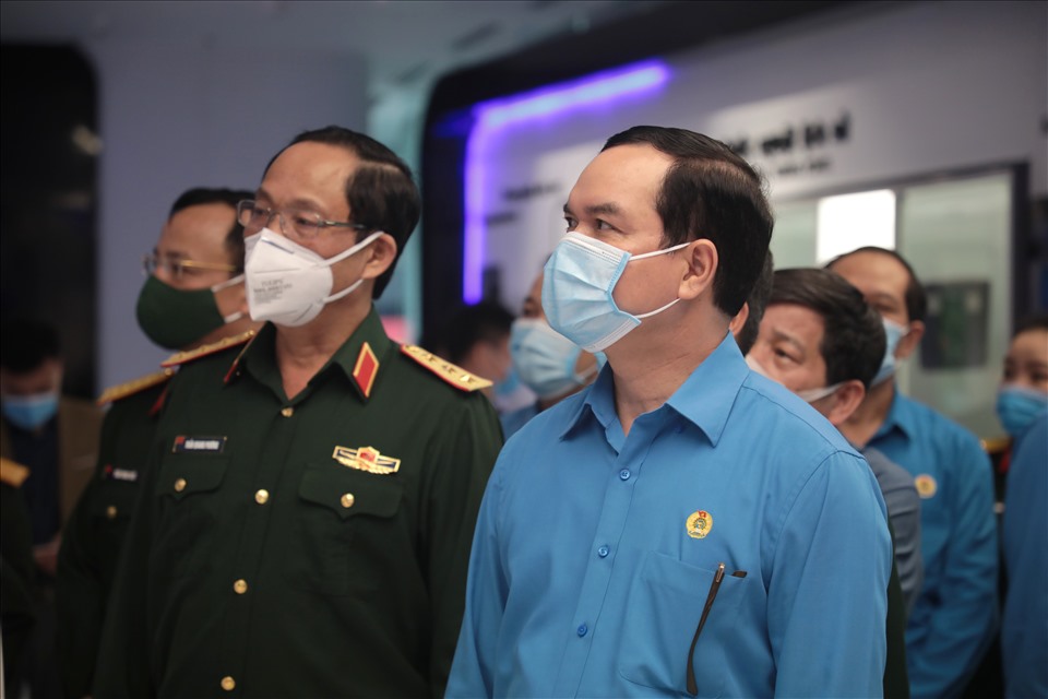 Đồng chí Nguyễn Đình Khang - Chủ tịch Tổng Liên đoàn Lao động Việt Nam thăm phòng truyền thống của Tập đoàn Viễn thông Quân đội Viettel. Ảnh: Cường Ngô